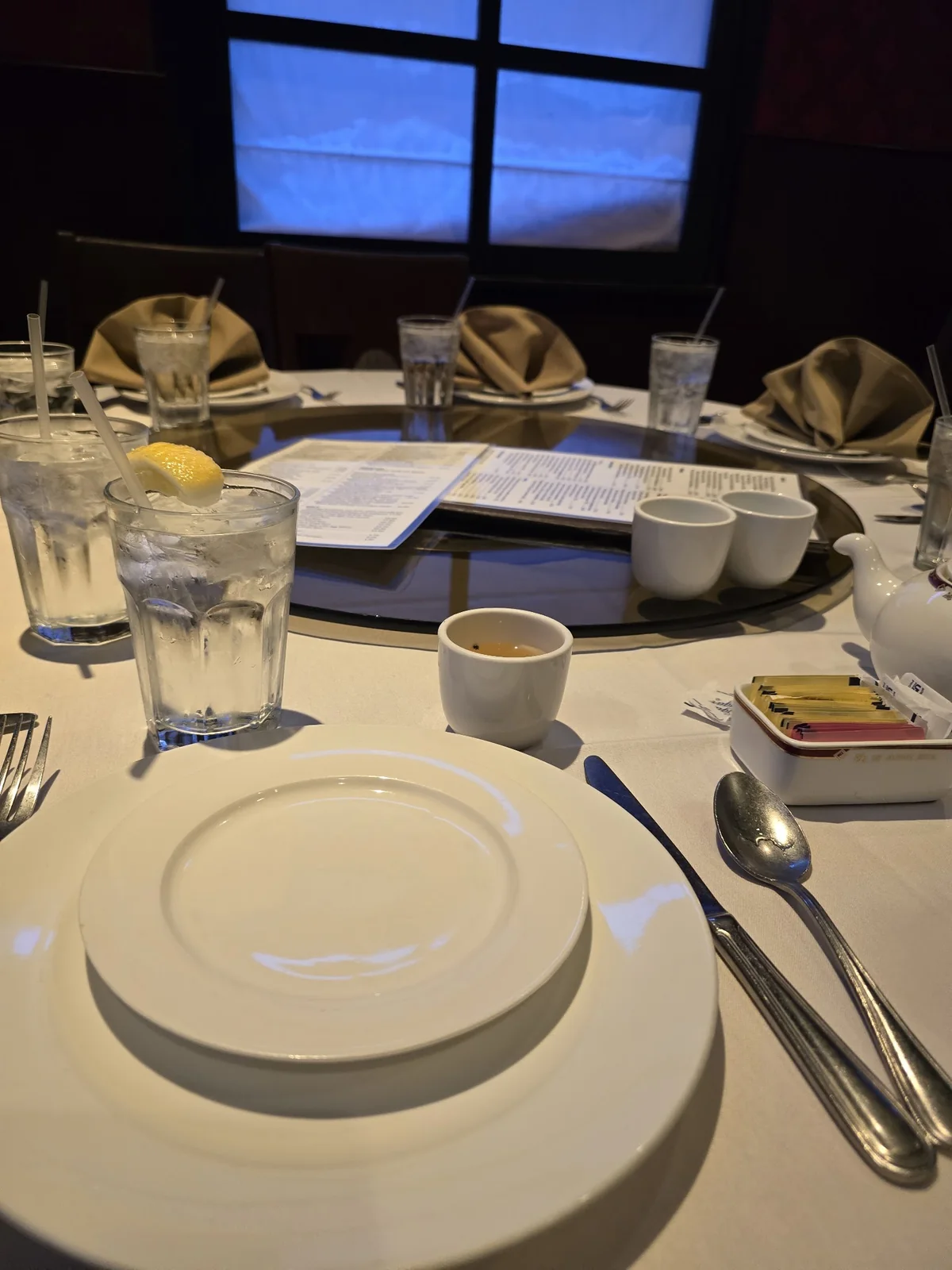 Hong Hua — table setting